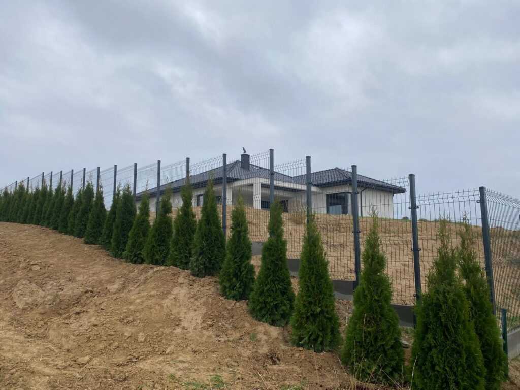 Ekipa montażowa przy instalacji ogrodzenia panelowego